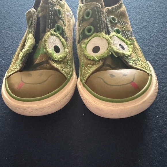 The cutest little converse! Kids Green Frog Canvas Shoes- EUC🐸lots of life left! - Picture 3 of 9